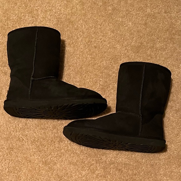 Ugg Classic Short Boot - Picture 2 of 6